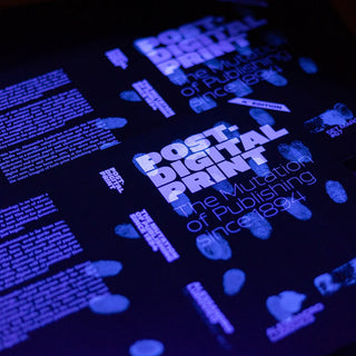 Fluorestseeruv UV valguse all helendava lakiga trükitud raamatukaas