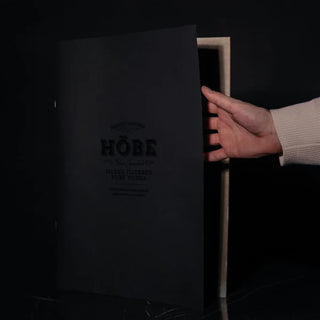 Elegantne must menüükaart pressitud logoga | Trükikoda Brandcafe