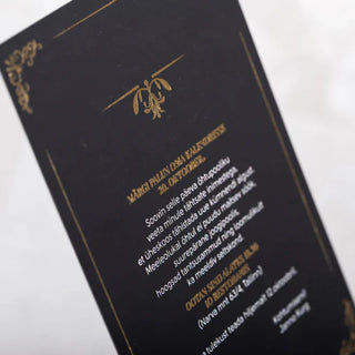 Luksuslik must kutsekaart kuldse fooliumtrükiga. Pidulik jõululõuna kutse elegantsete ornamentidega ja selgelt struktureeritud menüüga. Kontrastne valge tekst tumedal taustal. Kuldne aktsent ja taimemotiiv lisavad pidulikku meeleolu. | Trükikoda Brandcafe