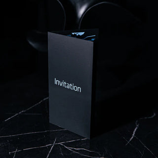 Minimalistlik must kutsekaart valge "Invitation" tekstiga. Elegantne ja modernne disain tagasihoidlikus stiilis. Puhta ja selge vormikujundusega luksuslik trükis. Lihtne ja mõjuv kontrast teksti ja tausta vahel. | Trükikoda Brandcafe