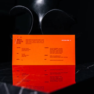 Eredalt oranž trükitud kutsekaart minimalistliku disainiga. Selge struktuuri ja loetava paigutusega ametlik kutse. Kontrastne must tekst heledal taustal. Professionaalne ja täpne infograafiline lahendus. | Trükikoda Brandcafe