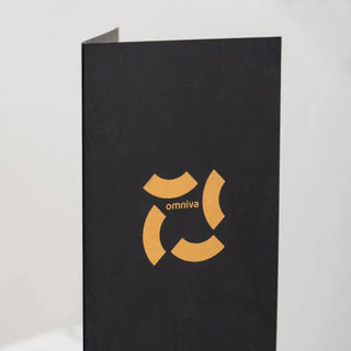 Elegantne must kaart kuldse abstraktse logoga. Minimalistlik disain kontrastse värvipaari kasutamisega. Graafilised elemendid moodustavad dünaamilise kujundi. | Trükikoda Brandcafe