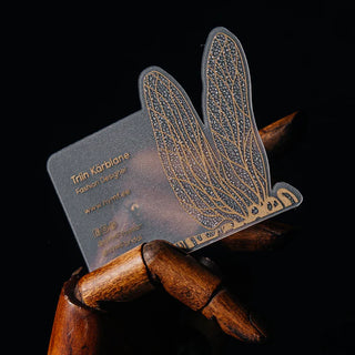 siiditrukis valmistatud erikujuline kuldse trukiga visiitkaart