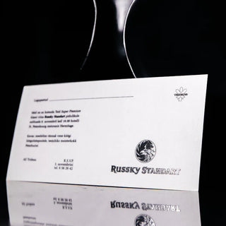 valgel pinnal must ja hõbe siiditrükk