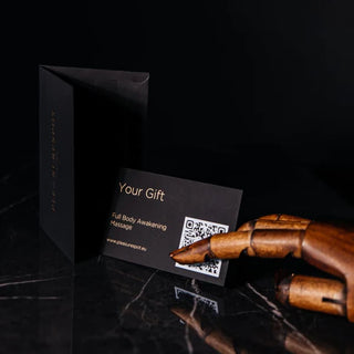 Must kinkekaart kuldse "Your Gift" tekstiga ja QR-koodiga | Trükikoda Brandcafe

