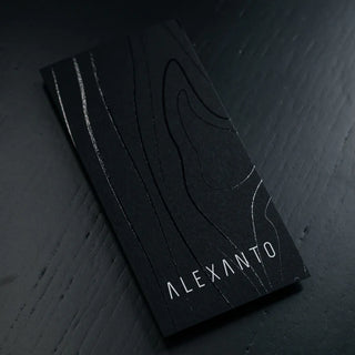 uv kohtlakiga must-mustal trükitud tootesilt koos valge siiditrukiga