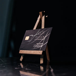 siiditrukis valmistatud visiitkaart uv laki ja kuldse varviga