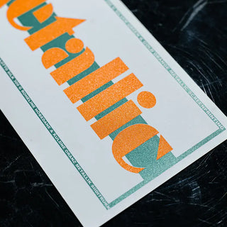 must ja roheline sadelev siiditrukk