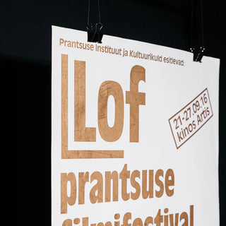 Valge plakat pruunika tekstiga, mis reklaamib "Lof prantsuse" festivali või üritust. Prantsuse Instituut ja Kultuurikild esitlevad sündmust, mis toimub 21.-27.09.16 kinos Artis. Minimalistlik ja tagasihoidlik disain puhta asetusega. Ökoloogilise või taaskasutatud paberi tekstuuriga kirjad loovad loomuliku ja keskkonnasõbraliku mulje. | Trükikoda Brandcafe