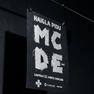 Must plakat valge trükiga "HAIGLA PIDU MC DE". Noorteürituse või kontserdi kuulutus, kus on tugeva tekstuuriga, skritšitud stiilis kujundatud tähed. Minimalistlik aga mõjuv disain tumedal taustal. Plakatil on märgitud sündmuse toimumisaeg - laupäev, 22. märts Sahilindis. All servas on sponsorite või korraldajate logod. | Trükikoda Brandcafe