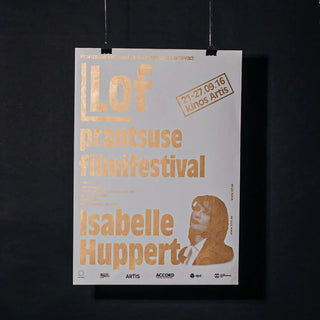 Prantsuse filmifestivali plakat, mis tutvustab "Lof" festivali, mis toimub 21.-27.09.16 kinos Artis. Hallil taustal on kuldne või pruunikas tekst ja festivali nimetus. Plakatil on kujutatud üks inimene, ilmselt näitleja või filmiga seotud isik. Minimalistlik ja elegantne disain, mis kombineerib teksti ja pildi. Plakati allosas on korraldajate ja sponsorite logod. | Trükikoda Brandcafe