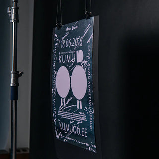 Tume plakat heledate elementidega, mis kuulutab sündmust nimega "KUMU". Kaasaegne kunstinäituse või ürituse reklaam, mis toimub 18.06.2016. Kujunduses on kasutatud minimalistlikke geomeetrilisi kujundeid - kaks ringi, mis võivad kujutada stiliseeritud figuure või sümboolseid elemente. Plakatil on märgitud veebileht kumujoo.ee. Äärealadel on näha väiksemat teksti, ilmselt lisainfo sündmuse kohta. | Trükikoda Brandcafe