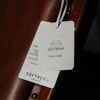 Ökoloogilised toote etiketid looduslikust taaskasutatud paberist. Etiketil on näha brändi nimi "SOFTREND" ja märge "Green label", mis viitab keskkonnasõbralikule tootele. Minimalistlik disain sisaldab lihtsat logo ja teksti. Ühel etiketil on näha ka lisateksti, tõenäoliselt tooteinfo või väärtused. Jätkusuutlik pakendamine peegeldab brändi pühendumust keskkonnasäästlikule lähenemisele. Etiketid on kinnitatud metallklambriga. | Trükikoda Brandcafe