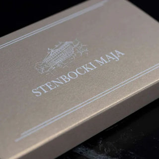 valge siiditrukk sokolaadi sleevil