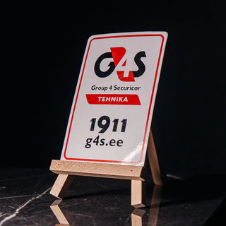 Valge turvateenuse silt punase-musta logoga puidust alusel | Trükikoda Brandcafe