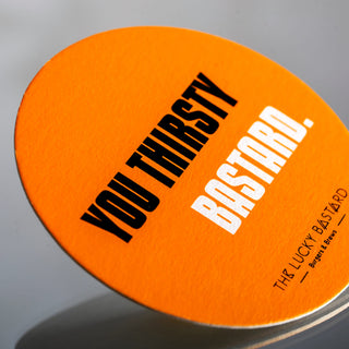 oranz, valge ja must siiditrukis valminud veekindel joogialus